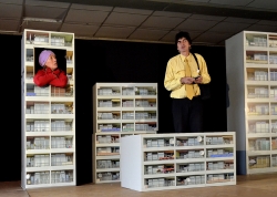 "Banlieue sans cible ? Banlieue sensible" vom Knirpstheater, 2012; Regie: Pavel Sacher, Bühne: Natalia Haagen