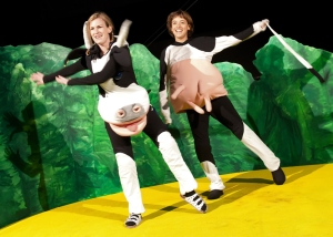 \"Alle Kühe fliegen hoch\" - ein tierisches Musical von Eva Blum und Matthias Witting, Theater Überzwerg 2009; Regie: Bob Ziegenbalg, Bühnenbild und Kostüme: Natalia Haagen