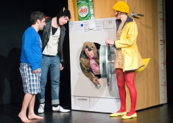 "Waschechte Freunde" Von Eva Coenen und Martin Brachvogel, Theater Überzwerg 2011, Regie: Martin Brachvogel, Bühne und Kostüme: Natalia Haagen; Foto: bilderwerk
