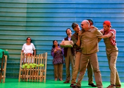 "Laubenkolonie Zaunkönige e.V." von Walter Menzlaw und Ensemble, Theater Chawwerusch 2011; Regie: Walter Menzlaw, Bühne und Kostüme: Natalia Haagen; Foto: W.Menzlaw